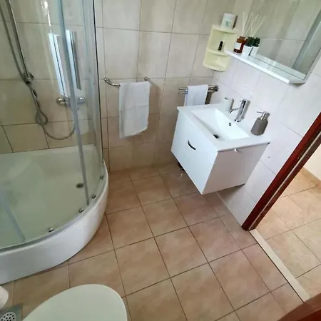 House Ule 2 度假居 Zrnovo