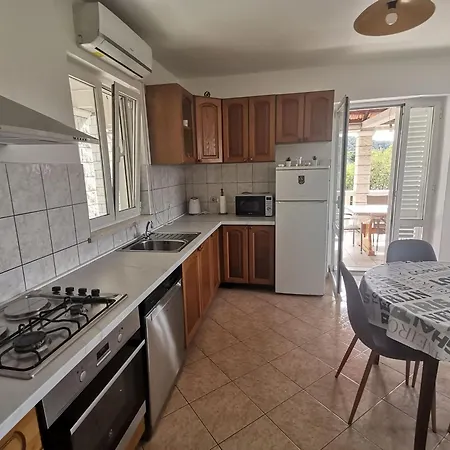 House Ule 2 * Zrnovo