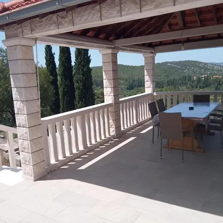 House Ule 2 * Zrnovo