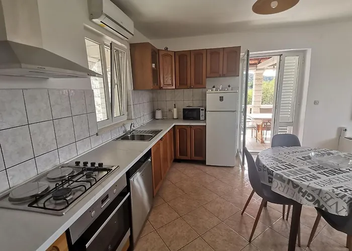 House Ule 2 * Zrnovo